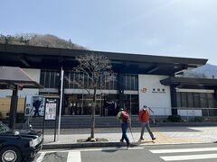 身延線の身延駅から。
路線バスで久遠寺に向かいます。