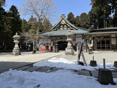 奥之院の本殿。山頂は、まだ雪が残っていました。