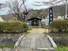 神社から歩いて１０分のところにある、武田信玄の墓。