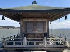 ここは柴山潟の水上に浮かぶお寺の浮御堂というお寺です。(やっぱりすげーな、なんで浮かべるんだ？？)