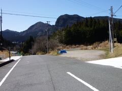 冑岳と鎧岳？登ったことがないのでわかりません。いつか登りに行きます。帰りのバス停までアスファルトの道をひたすら歩きます。