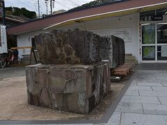 伊豆稲取駅へ到着。
駅舎前の広場には江戸城へ運ばれなかった築城石の展示があります。
