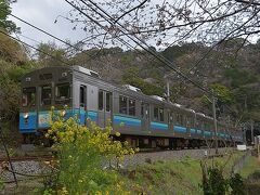 国道１３５号の田尻橋へ到着。

下り（下田方面）の普通列車
