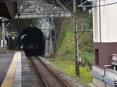 次の今井浜海岸駅で下車、乗って来た電車をお見送り（もうトンネルの中…）

