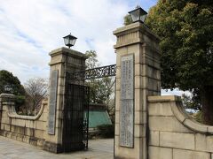 ブラフ99ガーデンの対面に横浜外国人墓地の出入り口