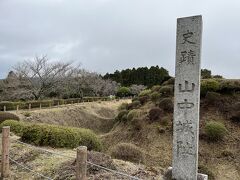 山中城址
戦国時代末期に小田原を拠点とした後北条氏が築城しました。豊臣秀吉による小田原征伐で圧倒的な兵力さにより半日で落城したといわれています。そのまま廃城になったことにより４００年前の遺構をそのまま復元できたそうです。