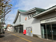 今回は三島駅からスタートします。東海道線・伊豆箱根鉄道駿豆線の駅ですが、列車を一切使わずにバス旅です。画像はＪＲ三島駅南口。奥に写っている茶色の建物が伊豆箱根鉄道駿豆線の駅で、その左にある建物がフリーきっぷを買った東海バス三島駅前案内所です。JR駅と駿豆線駅の間に観光案内所があります。今回使った4番と5番のバス停は駅南口のロータリーにあります。