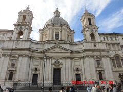 ナヴォーナ広場の中ほどにある「四大河の噴水」の西側に建っていたのが「サンタンニェーゼ・イン・アゴーネ」教会です。クーポラと左右の鐘楼が目立つ美しい教会です。キリスト教を信仰していた聖アグネスが処刑された場所に8世紀に建てられた後、17世紀に建て直したそうです。