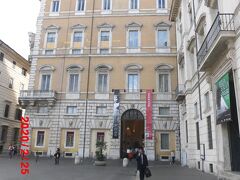 正面の建物がブラスキ宮でローマ博物館になっています。ナヴォーナ広場南端の「ムーア人の噴水」の目の前にあります。