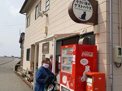 海岸線にポツンと建つゲストハウスを兼ねた「長橋食堂」です。