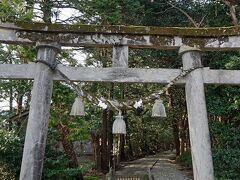 この神社は寺家高座宮の主神高倉彦神（たかくらひこのかみ）と山伏山山頂の奥宮に美穂須須美命（みほすすみのみこと）を祀っています。東北鬼門日本海の守護神として、災難除けの御神徳あらたかな社とされます。第10代崇神天皇（約2000年前）の御代に能登半島最東北端の「山伏山（鈴ケ嶽）」の頂上に創建され、天平勝宝年間に現在の地に遷座されたそうです。