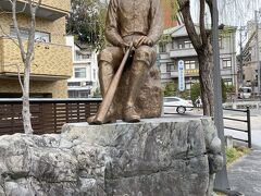 松山出身の著名人の一人である正岡子規像。俳人としてもあまりにも有名だが、アメリカに渡った際、野球の魅力に触れ、日本に持ち込んだことも有名。
打者などの現在も使われている用語は、正岡子規によるもの