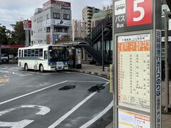 三島駅バス停・元箱根行き（東海バス）
最初の目的地の山中城址に向かうにはこちらのバス停を使います。一緒に写っているバスは他のバス会社なので、今回のフリーきっぷでは乗れません。ここからバスで３０分くらいかけて山中城址に向かいます。