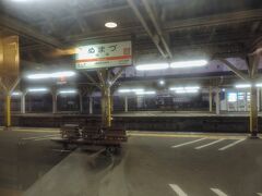 車内を往復していたらあっという間に次の沼津駅。

時刻は朝の5:26なので、もう既に始発列車が動き始めている時間帯です。