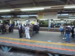 大船駅を通過。

東京方面へ通勤する人が大勢、次の列車を待つ中、こちらは横になりながら東京へと向かっています・・・