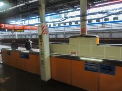 新幹線と並走したまま新橋駅を通過。