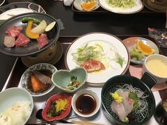 食べかけの写真ですみません。
この日の夕食は焼肉御膳でした。
昨日はとにかく出てくるのが遅かったけど、今日はスムーズでよかった。
焼肉は美味しかったけど小鉢やサラダはほぼ同じメニューなので、連泊するなら外食でもよかったかもしれません。