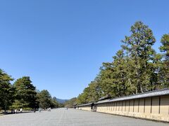 京都御苑の中に、ひときわ広い敷地の中に、びっしり玉砂利が敷きつめられ、周囲に高い築地塀をめぐらしている中に御所があります。