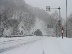 コロナも下火になったとは言え、下げ止まりで落ち着きません。地元の観光地層雲峡温泉は冬の大イベント氷瀑祭りが前週で終わりました。そして22日から道民を対象にした宿泊応援プラン「道民割」も開始されるので。その隙間をぬって思い切ってこの日に3か月ぶりで層雲峡温泉への温泉旅を決行しました。ただ、層雲峡は大雪山の麓の温泉なので標高も高く、気温が低いのはもちろん、雪も多いです。おまけに当日の天候はこんな感じです。立ち寄りスポットに考えていた「大函」は観光協会の方によると除雪もしてあり車も停められる聞いたのですが、どう考えても積雪で車は入って行けません（この写真のすぐ右側が駐車場です）。歩いて何歩か住んでみましたが、無理。断念しました。