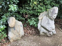 江戸時代に水田から掘り起こされた猿石は、モチーフは西域に人らしい。
でも左側はどう見てもトカゲにしか見えないのだが…