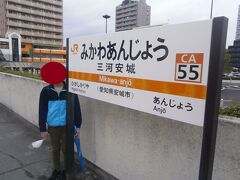  新幹線と在来線は150メートルほどホームが離れており、乗り換えには改札を1度出る必要があります。