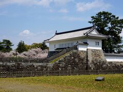 園内に入っていきますと、
右手には、二の丸の正門にあたる「銅門」が。