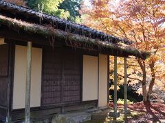 登山口の近くにある下田歌子の勉学所。

下田歌子は幕末から明治大正にかけての歌人です。
彼女は女性だったので藩の学校に入学できず、この父の書斎で勉学に励んだそうです。
彼女はのちに実践女子大学を創設するなど津田梅子、広岡浅子などと並ぶ女性教育者となりますが、幼いころ藩の学校に入学できなかった悔しい思いがあったのかもしれません。