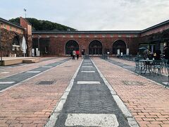 山陽堂を過ぎると、アイビースクエアの東側ゲートがあります。