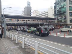 中目黒駅、ガード下は警備員さんが交通整理。そこには突っ込まず山手通りを中目黒交差点から目黒川へ