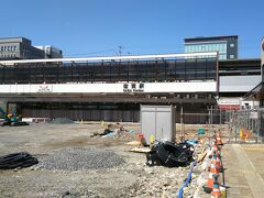 車窓が素敵すぎて、あっという間に佐賀駅に到着しました。
駅前は改良工事中でした。