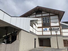 京都駅からＪＲで嵐山へ移動。
桜には早い時期でしたが、嵐山に行く人で駅はかなり混雑していました！