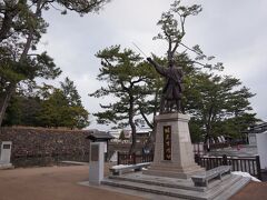 松江城入口にも堀尾吉晴公銅像。