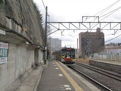 仙石線は仙台が近づくと地下に入る。
景色が面白くないので、
西塩釜駅で下車。

徒歩で東北本線の塩釜駅に向かう作戦。