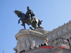 サンタ・マリア・アイ・モンティ教会から西に20分程でヴィットリオ エマヌエーレ2世騎馬像に着きました。