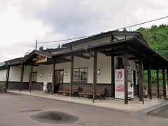 きりん橋バス停から歩くこと10分、JR磐越西線・津川駅に着きました。