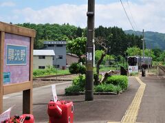会津地方の郷土玩具「赤べこ」と列車を一枚。
赤べこを見ると「会津へ来たな～」と、実感します。