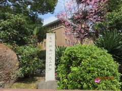 敷地内に立つ神奈川運上所跡の碑
桜やツツジの花が咲いていました
