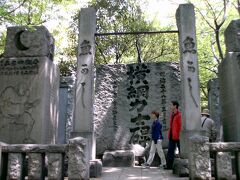 　富岡八幡宮。ここには江戸勧進相撲発祥の地で、横綱力士碑には歴代横綱の四股名が刻まれていました。