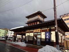 飯坂温泉には9ヶ所の共同浴場があります。

こちらは駅に一番近い「波来湯」です。
波来湯は開湯以来1,200年もの歴史があるとされております。
今の建物は、平成23年に改築されたものだそうです。