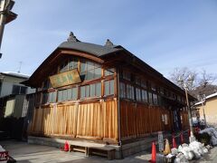 以前は、日本最古の木造建築共同浴場だったのですが、老朽化により平成5年、明治時代の共同浴場を再現し改築されました。