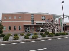 和木駅



該駅は、平成２０年（２００８年）３月１５日開業である。
該線大竹-岩国Ⅲ間５．３Ｋｍは途中停車場が存在せず、岩国市東部地区住民は長年に亘り不便が生じていたが、該地域に新興住宅街設置が決定した事から、岩国市より西日本旅客鉄道に対し新駅設置に関する陳情が行われた事で、西日本旅客鉄道側回答として新駅設置に関する不動産一式を地元負担とする事で了承が得られた為に新駅設置に至った。
https://www.jr-odekake.net/eki/top?id=0800669