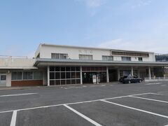 大竹（おおたけ）駅



該駅は、明治３０年（１８９７年）９月２５日開業である。
該駅周辺は停車場設置用地が皆無に均しく、該社は已む無く海岸擁壁構築に依り駅設置を可能にした。
該駅開業当時、裏側は海面だったが、次第に埋立が進行し工場が進出した事で貨物取扱量が激増した。
現駅本屋は昭和４８年（１９７３年）１２月改築も第２代建築である。