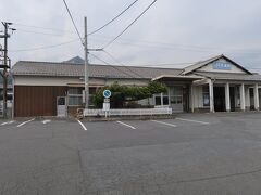 玖波（くば）駅



該駅は、明治３０年（１８９７年）９月２５日開業である。
該駅開設当時は該駅周辺は一面海浜だったと伝えられる。
その後、徐々に埋立干拓が進行し現在では海面は遠のいた。
昭和２０年（１９４５年）９月１７日襲来の枕崎台風に依り初代駅本屋は倒壊した為に昭和２２年（１９４７年）２月に現第２代駅本屋が建築された。
https://www.jr-odekake.net/eki/top?id=0800620
