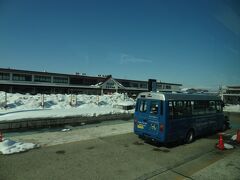 11:43
福島駅から1時間28分。
会津若松駅に到着。

乗っている高速バスは、東山温泉のホテル東鳳まで行きます。