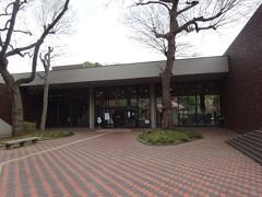 大宮公園内の埼玉県立歴史と民俗の博物館（入口）