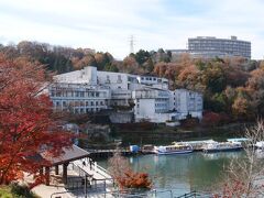 宿泊した恵那峡湖畔の「恵那峡国際ホテル」
値段もリーズナブルで居心地のいいホテルでした。
まずはホテルを出て、湖畔散策。