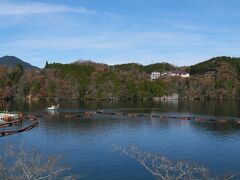 湖畔の「さざなみ公園」から。
人造湖ではありますが、今日は天気もよく美しい湖です。