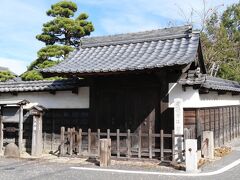 恵那駅の手前のバス停で降ります。
ここから歩いていくと、旧中山道の大井宿がありました。
本陣跡。
立派な門が残っています。
現在も人が住んでいるようで中には入れませんでした。