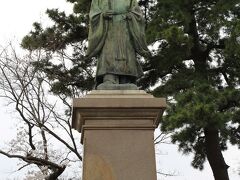 掃部山公園 は、横浜みなとみらい21 を見下ろす高台にあり、園内には 横浜開港 に関わった 井伊直弼 の銅像が立っています。
直弼の官位である掃部頭（かもんのかみ）から、掃部山公園と呼ばれています