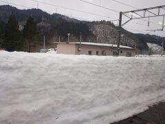 　秋田青森県境はこの時期でも雪が半端じゃないです。